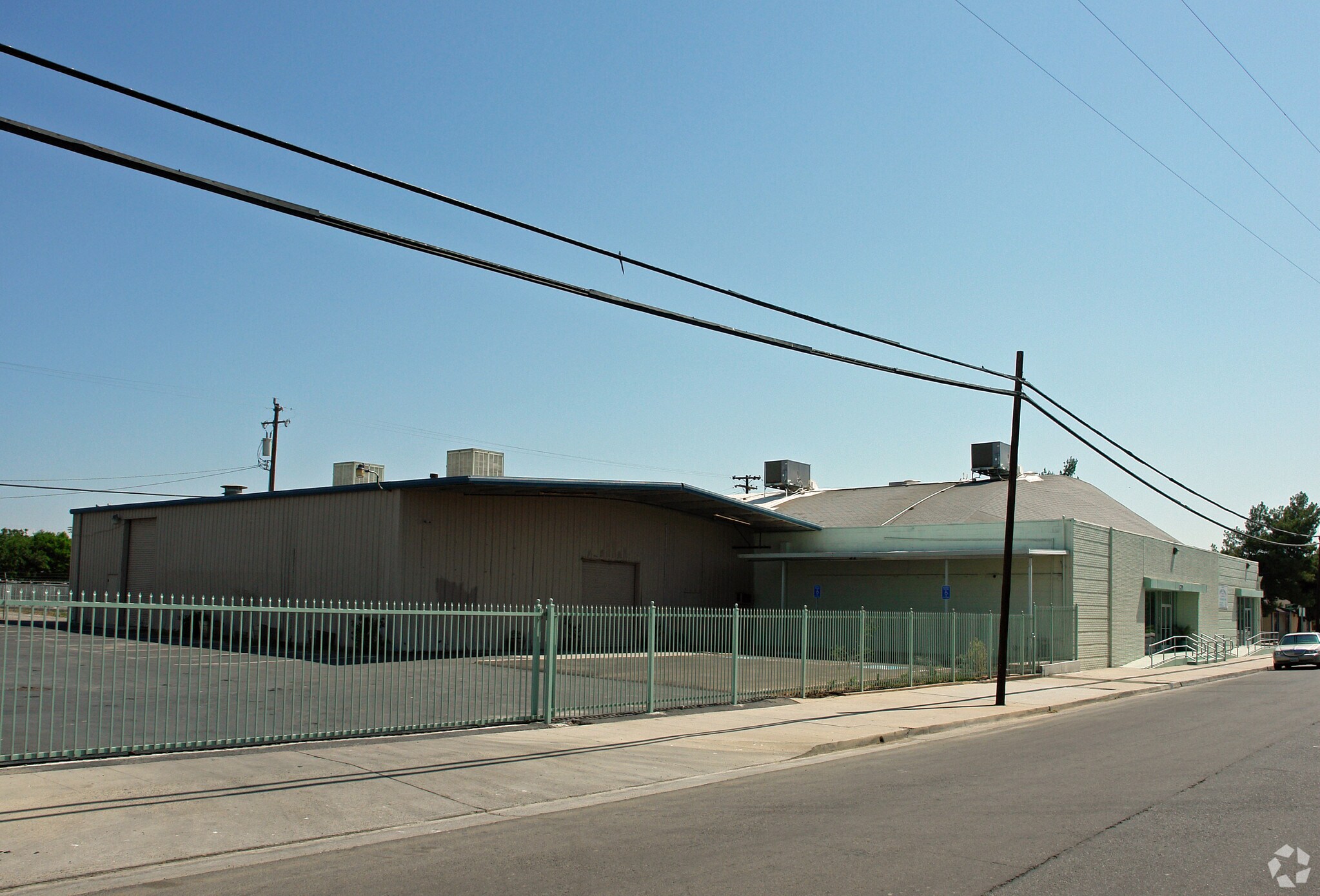 N Mariposa & E Hammond portefeuille de 2 propriétés à vendre sur LoopNet.ca Photo du bâtiment- Image 1 de 14