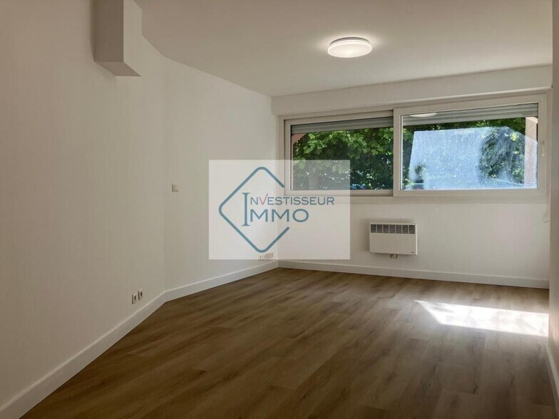 Retail in Sainte Genevieve Des Bois for lease - Interior Photo - Image 2 of 5