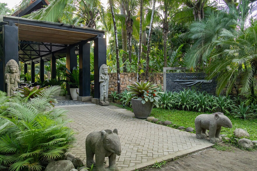 à vendre - Photo du bâtiment - Image 2 de 37