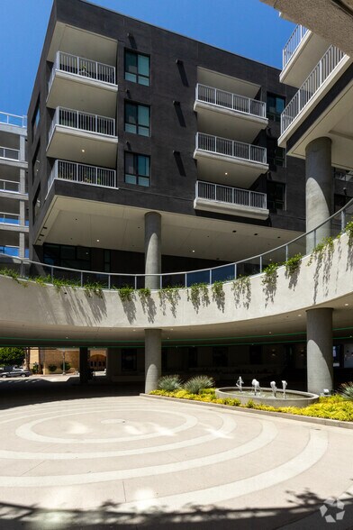 1331 N Cahuenga Blvd, Los Angeles, CA à louer - Photo du bâtiment - Image 3 de 84