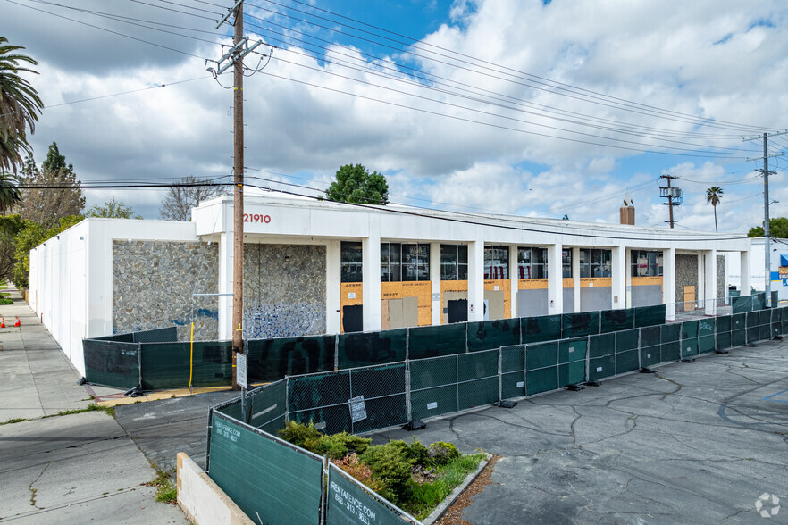 21910 Sherman Way, Canoga Park, CA for lease - Primary Photo - Image 1 of 6