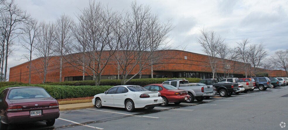 5801 Goshen Springs Rd, Norcross, GA à louer - Photo du bâtiment - Image 3 de 6