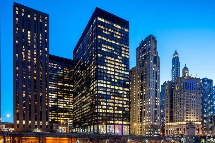 111 E Wacker Dr, Chicago, IL for lease - Building Photo - Image 2 of 8