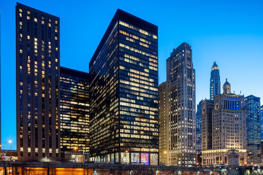 111 E Wacker Dr, Chicago, IL à louer - Photo du bâtiment - Image 2 de 8