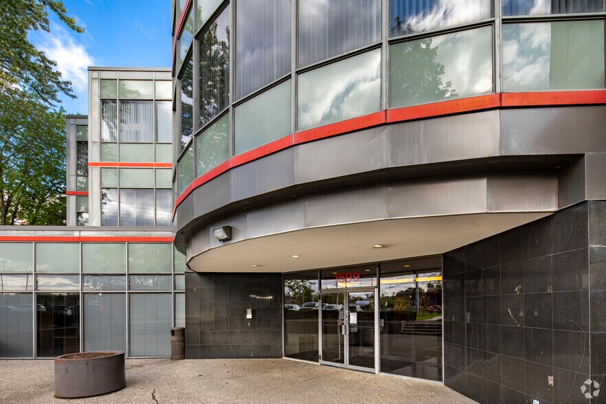 1599 Hurontario St, Mississauga, ON à louer - Photo du bâtiment - Image 3 de 5