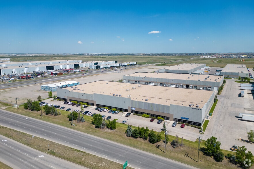 10725 25th St NE, Calgary, AB à louer - Aérien - Image 3 de 6