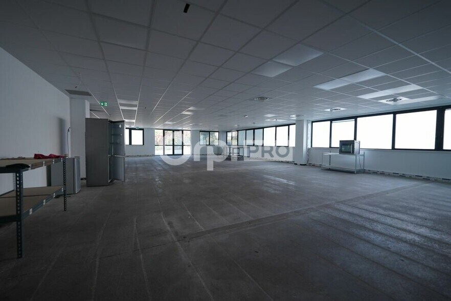 10 Rue Des Rosiéristes, Champagne-au-Mont-d'Or for lease - Interior Photo - Image 3 of 12