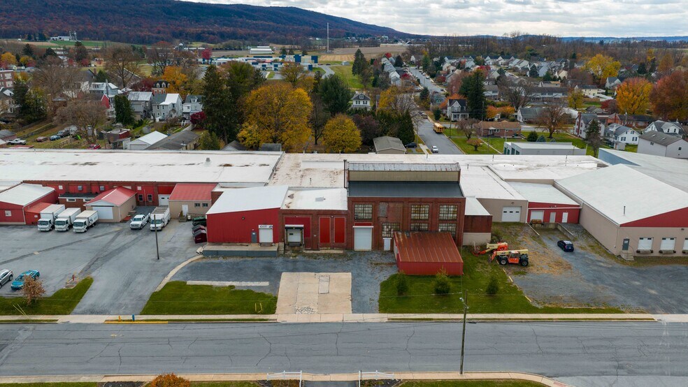 30 N 3rd St, Womelsdorf, PA à louer - Photo du bâtiment - Image 3 de 7