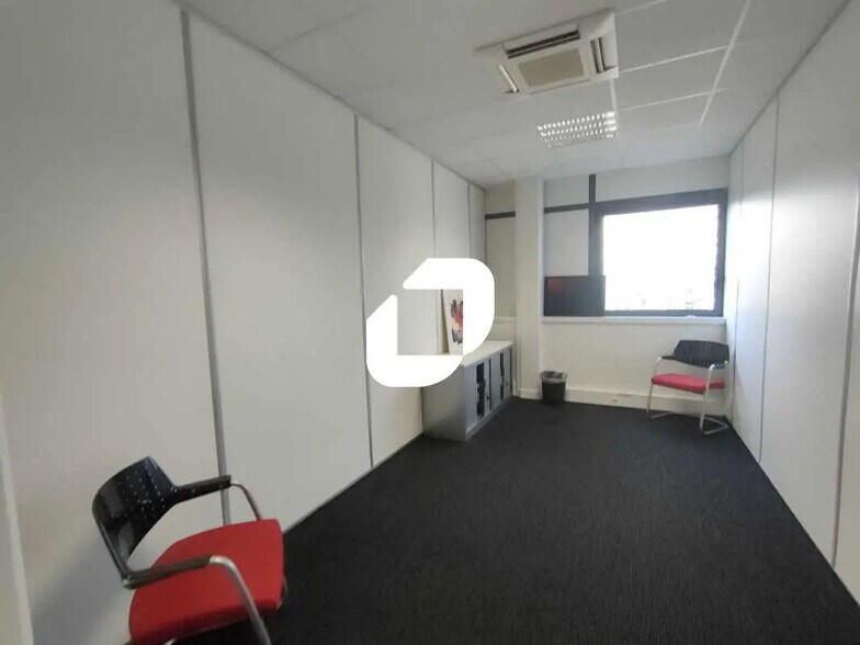 Office in Saclay for lease - Interior Photo - Image 2 of 7