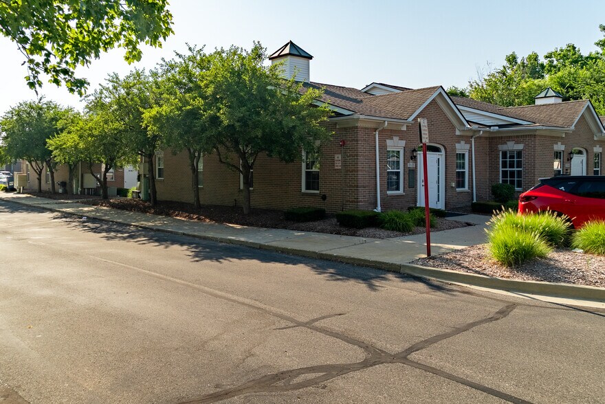 2522 S Rochester Rd, Rochester Hills, MI à vendre - Photo du bâtiment - Image 2 de 24