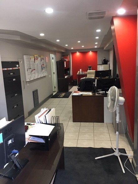 2520 Centre Ave NE, Calgary, AB à vendre - Photo intérieure - Image 1 de 1