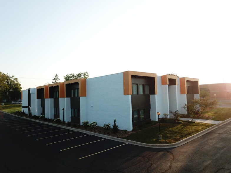 4500 Cascade Rd SE, Grand Rapids, MI for lease - Building Photo - Image 2 of 8