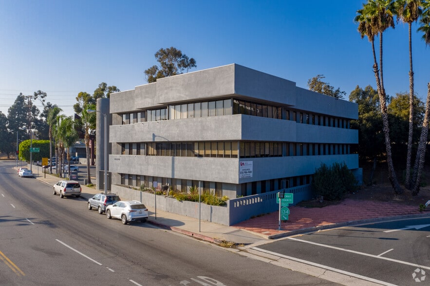 10999 Riverside Dr, North Hollywood, CA for lease - Building Photo - Image 2 of 7