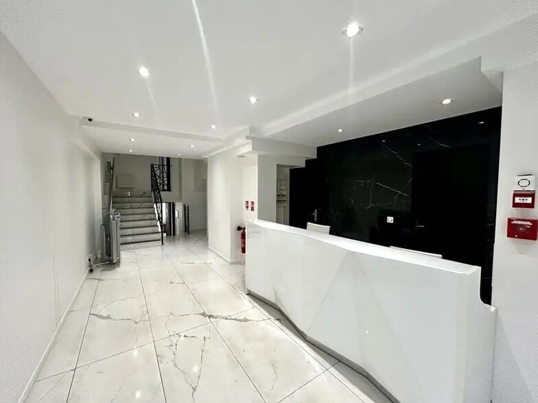 Retail in Paris for sale - Lobby - Image 1 of 17