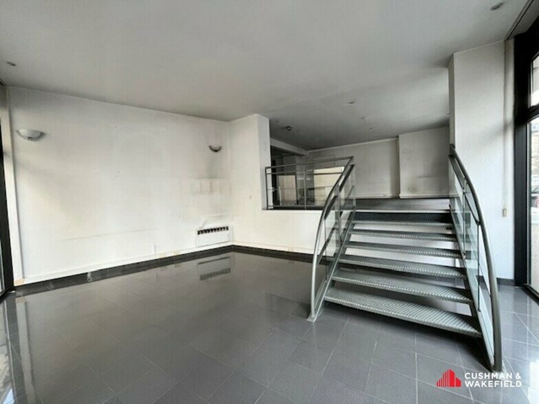 Office in Bordeaux for lease - Interior Photo - Image 3 of 7