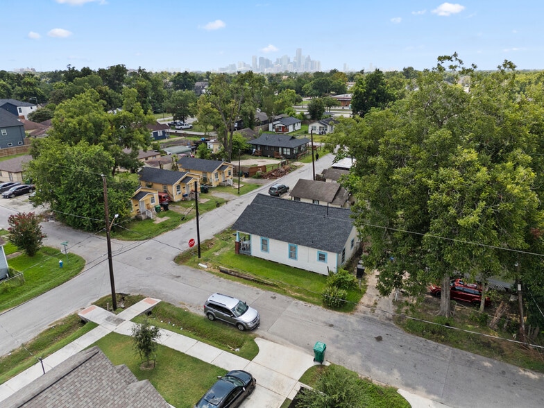 2417 Lee St, Houston, TX for sale - Building Photo - Image 3 of 6