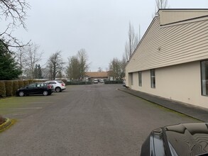 5892 Main St, Springfield, OR à louer Photo du bâtiment- Image 2 de 6