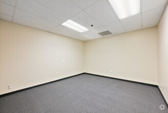 225 W Hospitality Ln, San Bernardino, CA à louer Photo du bâtiment- Image 2 de 2