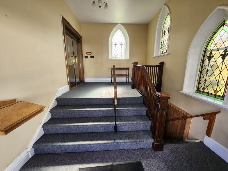 977 Oxford St E, London, ON à louer - Photo du bâtiment - Image 2 de 9