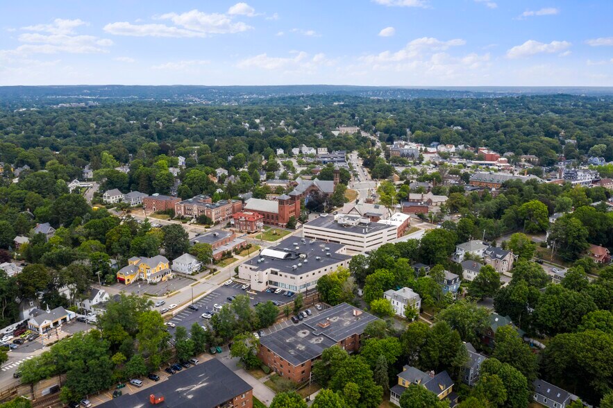 1359 Centre St, Newton, MA à louer - Photo du bâtiment - Image 2 de 15