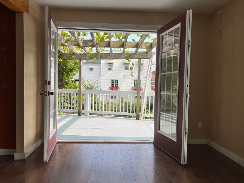 75 Montcalm St, Ticonderoga, NY à vendre - Photo du bâtiment - Image 2 de 50