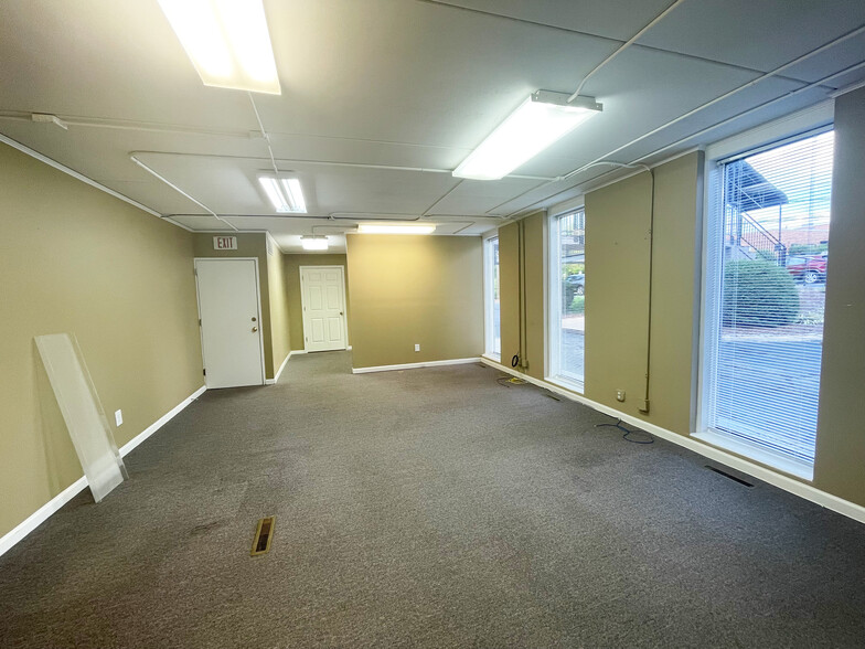 1901 Lendew St, Greensboro, NC for lease - Building Photo - Image 2 of 9