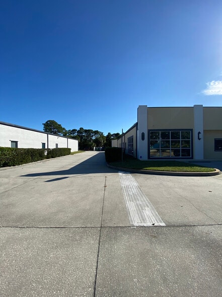 3143 Skyway Cir, Melbourne, FL à louer - Photo du bâtiment - Image 2 de 4