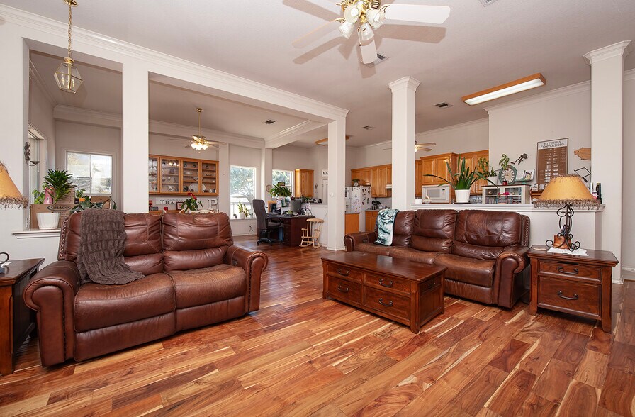 1833 County Road 305, Jarrell, TX à vendre - Photo intérieure - Image 3 de 41