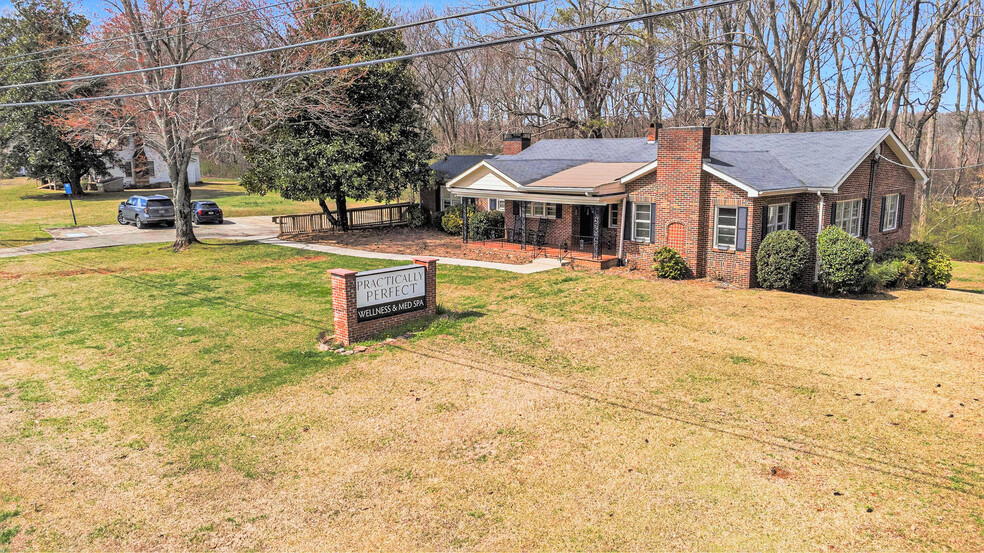 5615 Cumming Hwy, Canton, GA for sale - Building Photo - Image 1 of 1