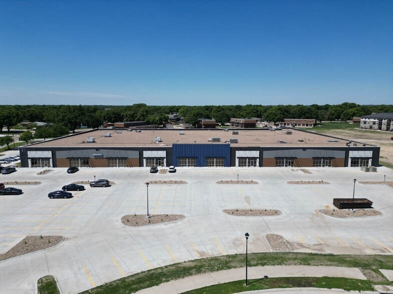 905 Theatre Drive, Hastings, NE à louer - Photo du bâtiment - Image 1 de 8