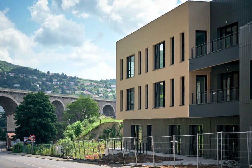 Bureau dans Tarare à louer - Photo du bâtiment - Image 2 de 12