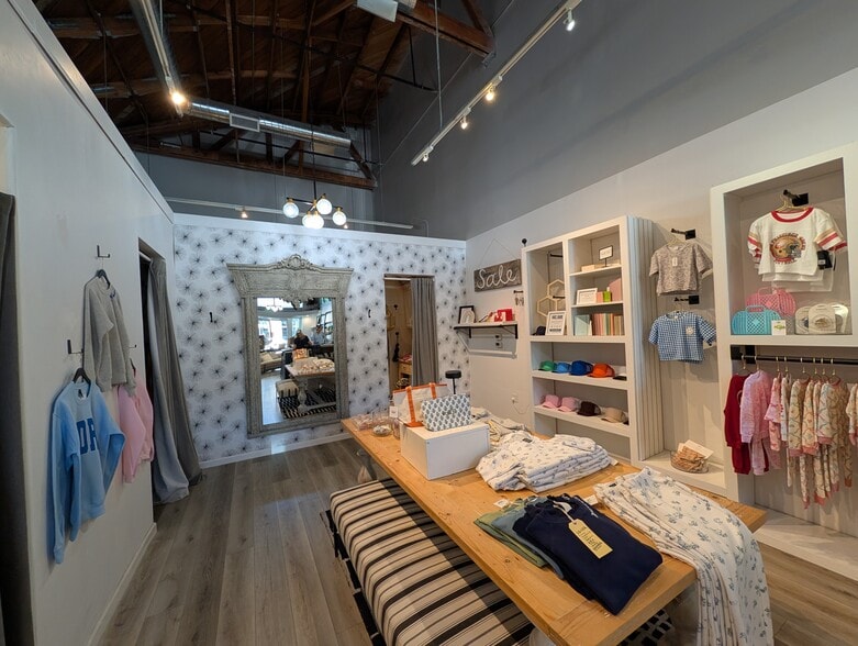677 Laurel St, San Carlos, CA à louer - Photo intérieure - Image 3 de 4