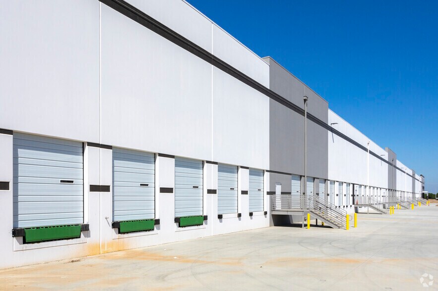 8115 W Riggin Rd, Visalia, CA à louer - Photo du bâtiment - Image 2 de 14