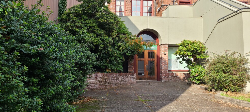 240 Commercial St NE, Salem, OR for lease - Building Photo - Image 2 of 10