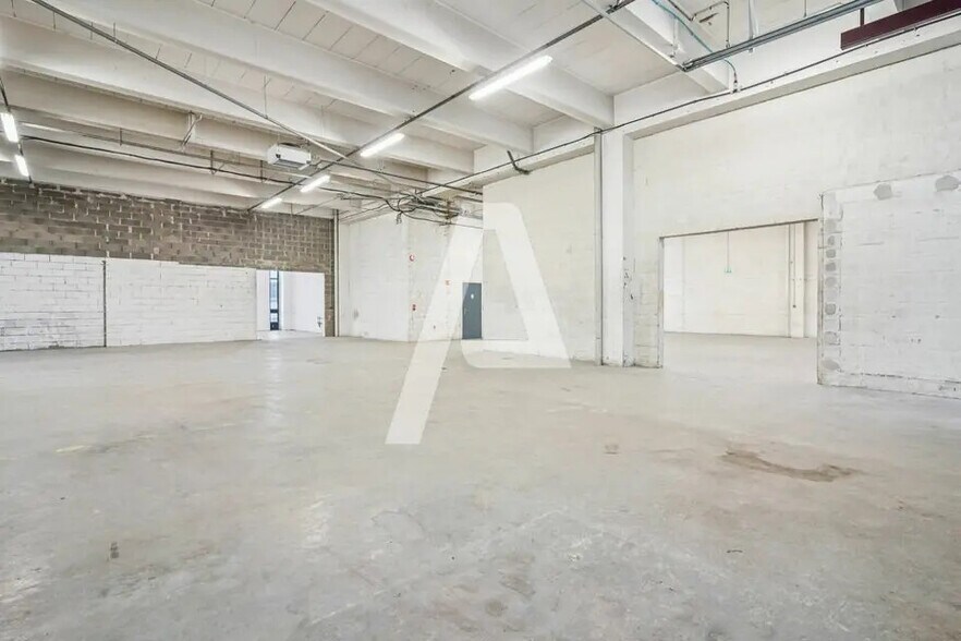 Flex in Rungis for lease - Interior Photo - Image 2 of 5
