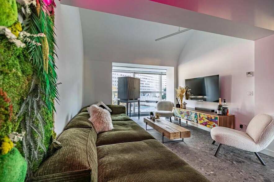 Bureau dans Courbevoie à louer - Photo du bâtiment - Image 2 de 17