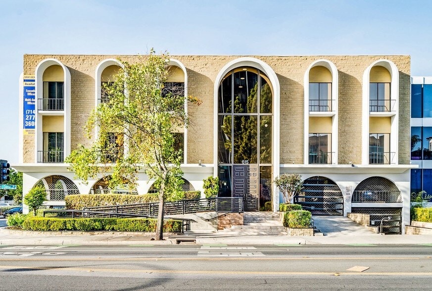 615 W Civic Center Dr, Santa Ana, CA à louer - Photo du bâtiment - Image 1 de 14