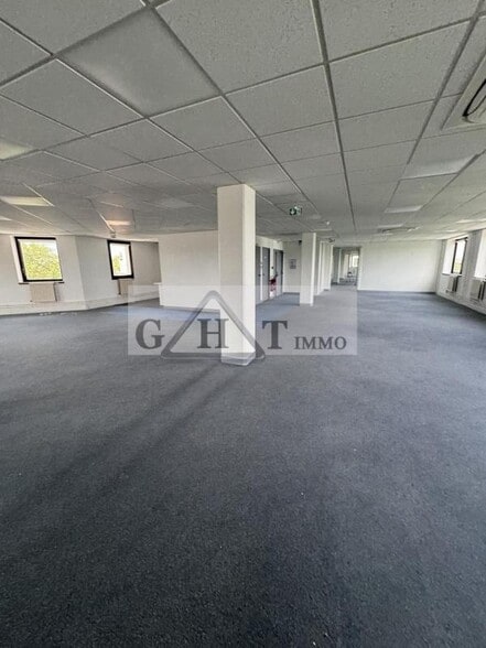 Office in Saint-Denis for lease - Interior Photo - Image 3 of 12