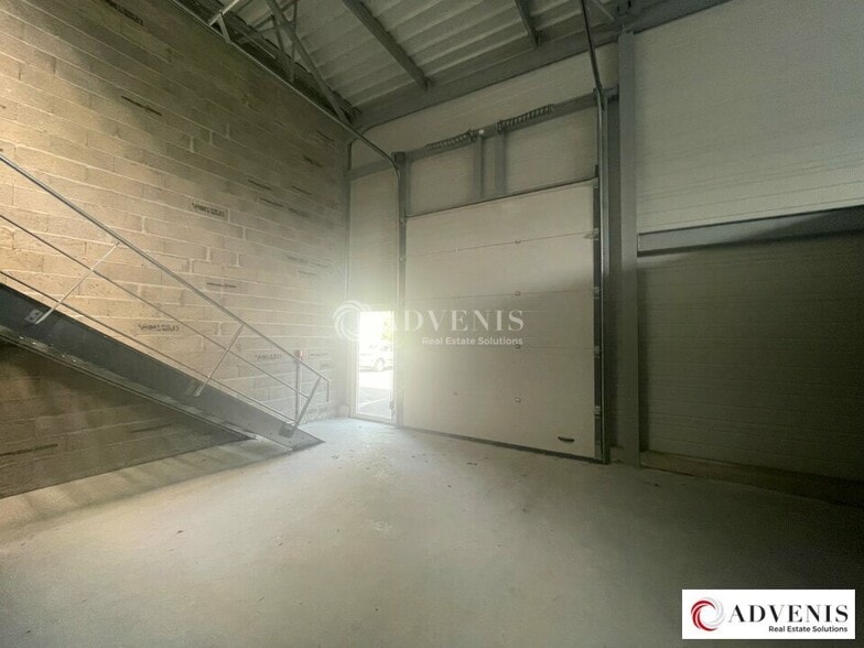 Rue Des Frères Lumière, Carbon-Blanc for sale - Interior Photo - Image 2 of 7