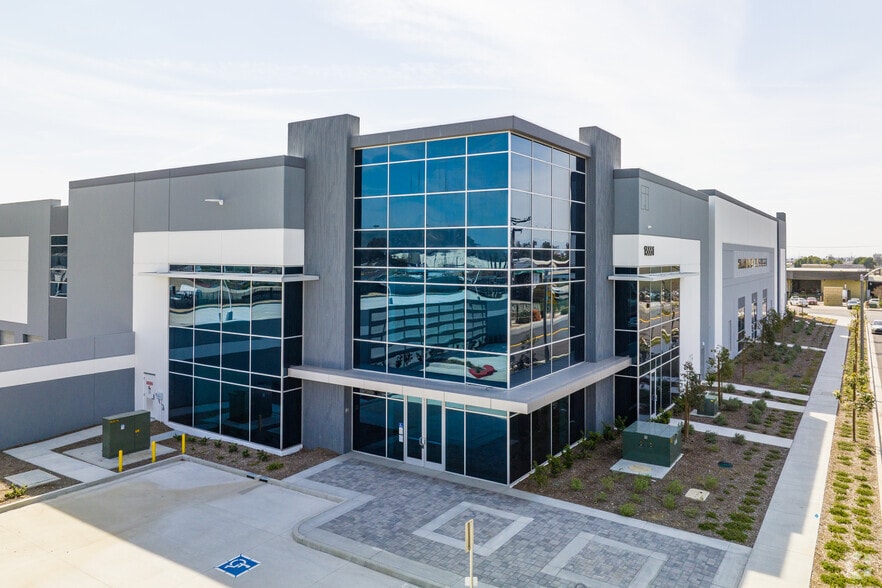 15551 Boyle Ave, Fontana, CA for lease - Primary Photo - Image 1 of 11