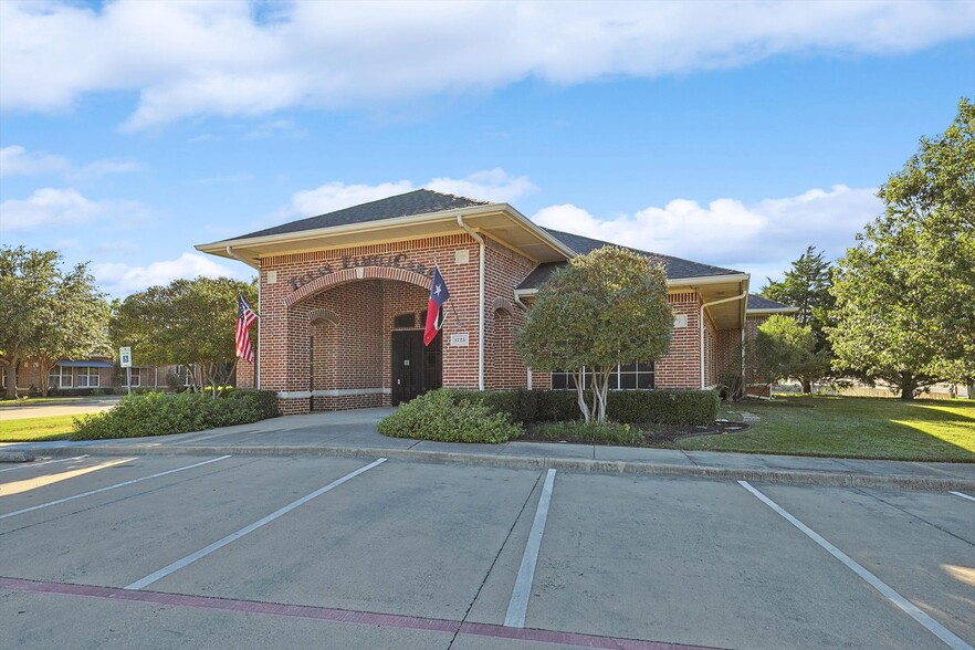 1725 Chadwick Ct, Hurst, TX for lease - Primary Photo - Image 1 of 37