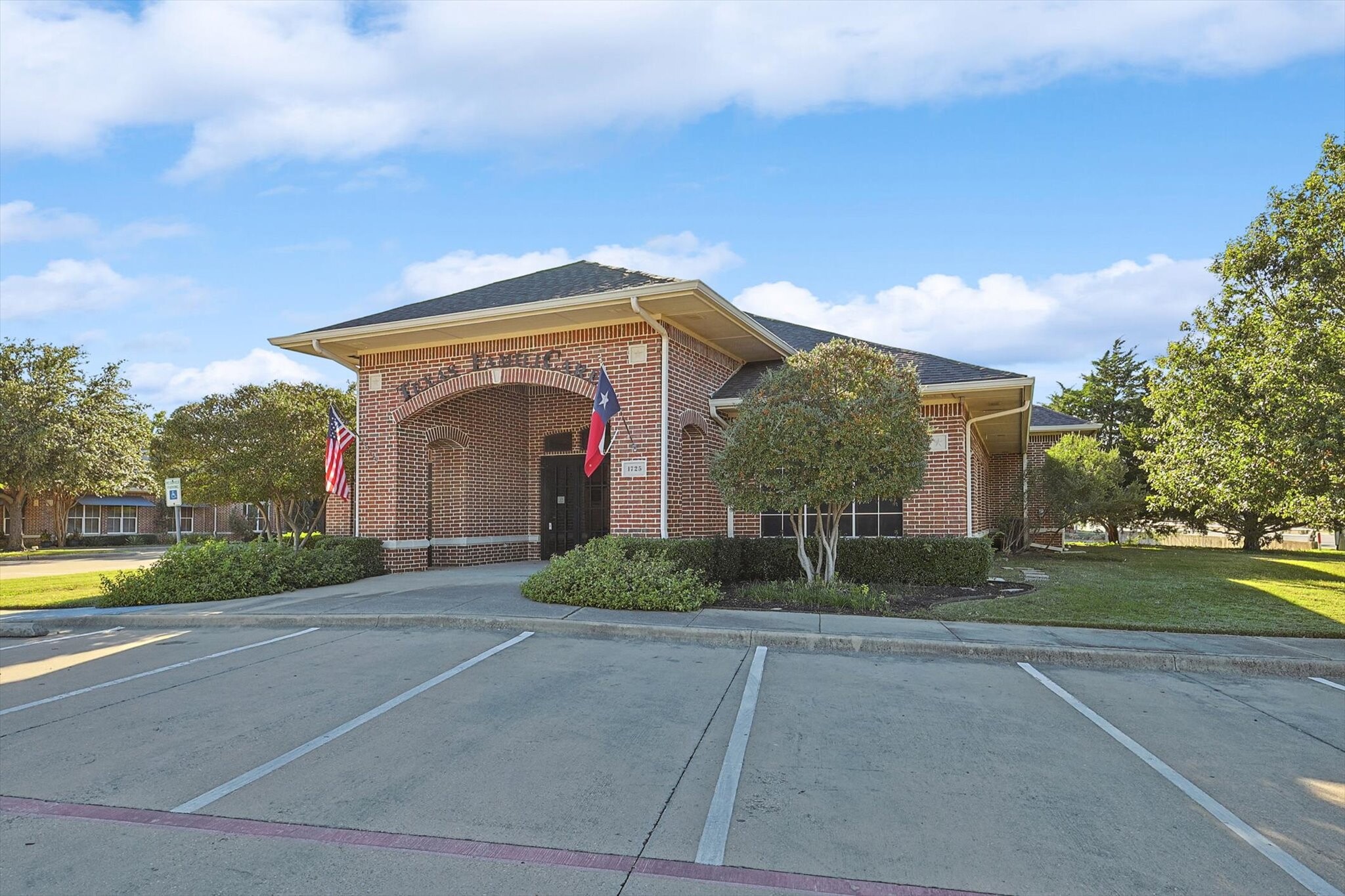 1725 Chadwick Ct, Hurst, TX for lease Primary Photo- Image 1 of 38