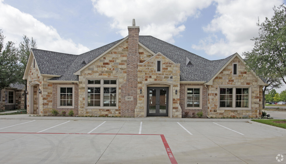 1801-1805 Hinkle Dr, Denton, TX for lease - Primary Photo - Image 1 of 15