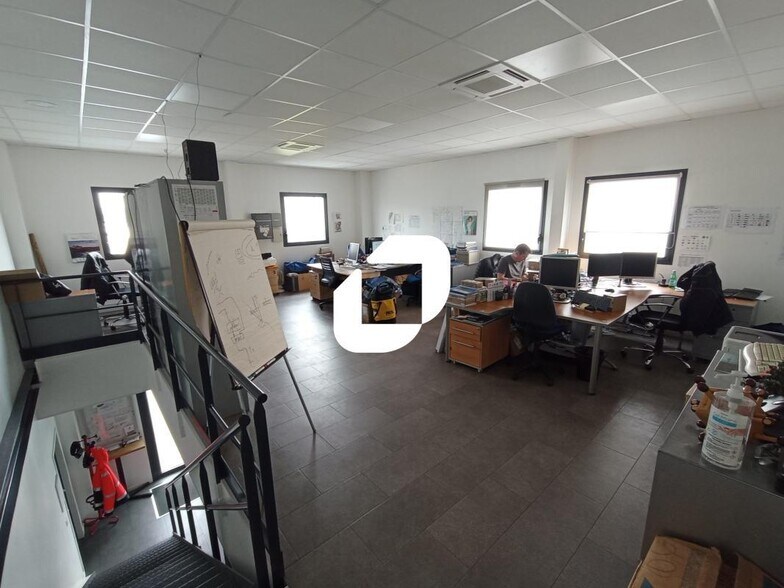 1 Avenue B Cité Berliet, Saint-Priest for lease - Interior Photo - Image 3 of 14