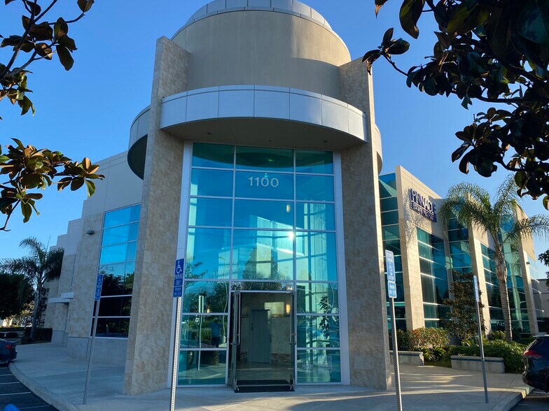 1100 Flynn Rd, Camarillo, CA à louer - Photo du bâtiment - Image 1 de 19