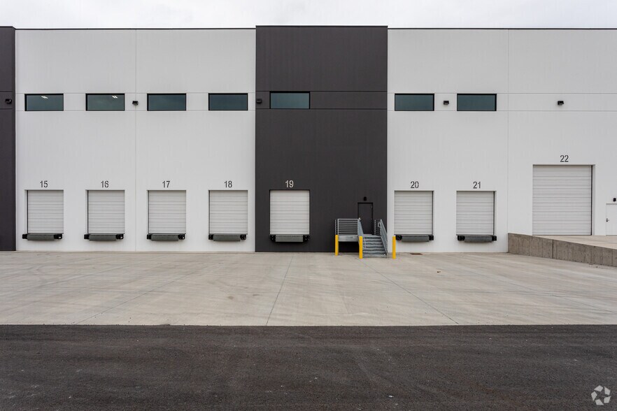 7352 S Airport Rd, West Jordan, UT à louer - Photo du bâtiment - Image 3 de 14
