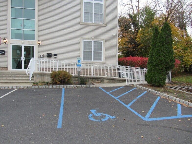 100 Lakeview Ave, Jamesburg, NJ à louer - Photo du bâtiment - Image 2 de 2