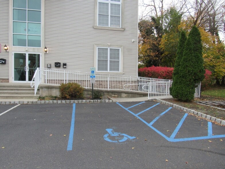 100 Lakeview Ave, Jamesburg, NJ à louer - Photo du bâtiment - Image 2 de 2