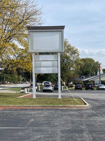 505 E Thompson Rd, Indianapolis, IN à louer - Photo du bâtiment - Image 3 de 5