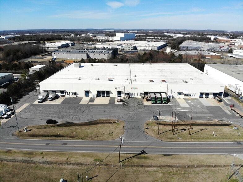 11520 Granite St, Charlotte, NC à louer - Photo du bâtiment - Image 2 de 5